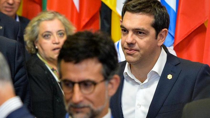 Mientras en Bruselas continúa la negociación, Grecia se prepara para lo peor