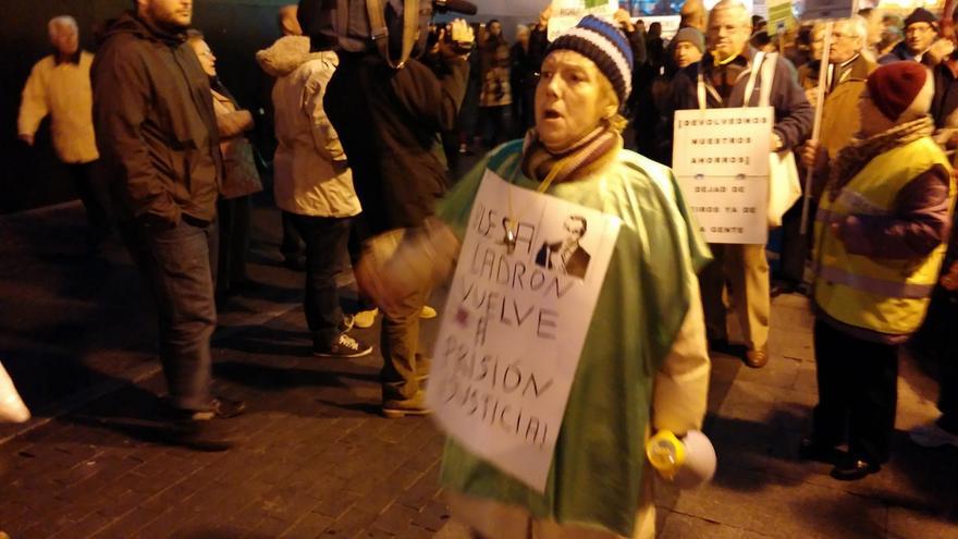 Carteles contra Blesa en la protesta de los preferentistas / Manu Conteras