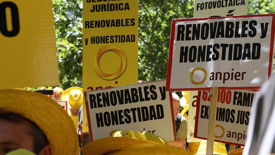 Pancartas durante la protesta de los afectados por el cambio de criterios en la concesión las retribuciones a la producción de energía solar