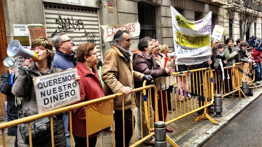 Concentración de clientes de Caja Madrid frente a la Audiencia Nacional durante la declaración de su vicepresidente, José Luis Olivas, este miércoles (Juan Luis Sánchez)