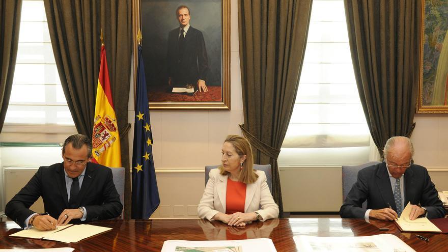 La ministra de Fomento, Ana Pastor, preside la firma del protocolo entre el presidente de Adif, Gonzalo Ferre, y el alcalde de Gandía, Arturo Torró.