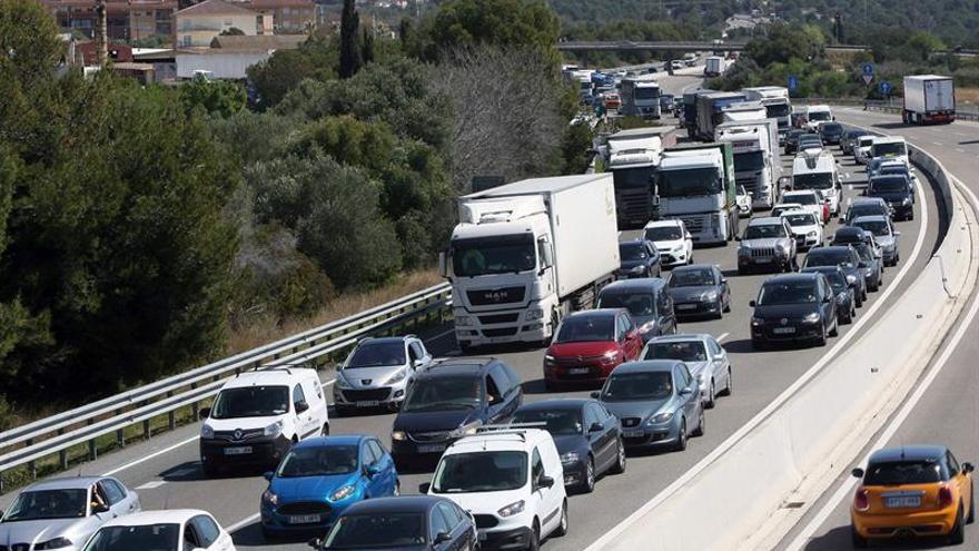 El plan de Fomento desvía 200.000 camiones a las autopistas de peaje con descuentos