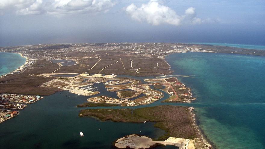 Vista aérea de Grand Cayman, la mayor de las Islas Caimán. Foto: cc Salvatore Freni Jr vía Flickr