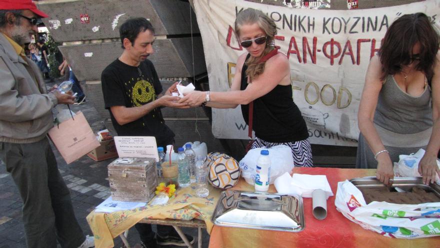 La cocina de Konstantinos Polychronopolous reparte 300 comidas diarias en Atenas. 