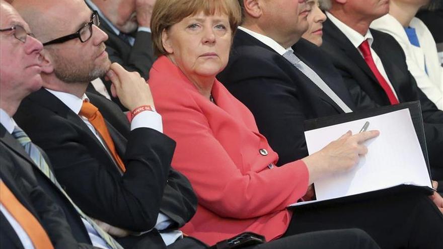 Merkel advierte de que Europa no puede abandonar sus "principios" ante Grecia