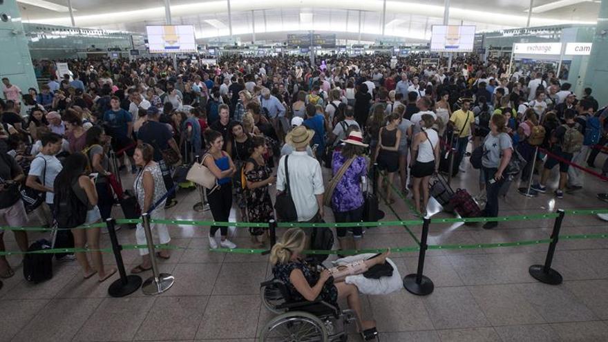Miles de pasajeros llegan con mucha antelación y saturan terminales del Prat