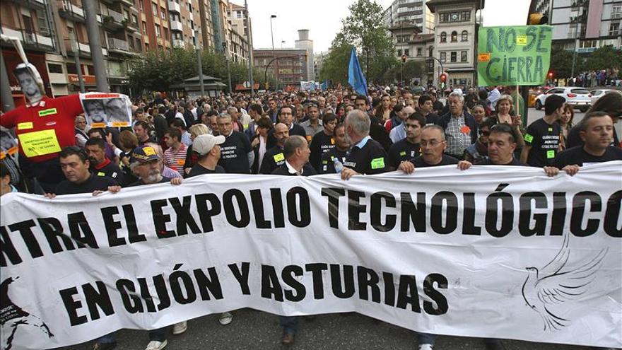 Miles de personas se manifiestan contra el cierre de Tenneco en Gijón