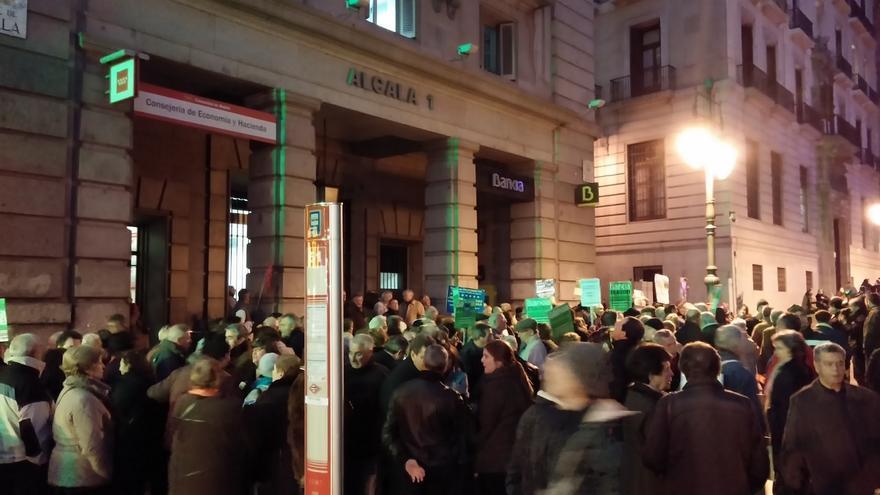 Oficina de Bankia en la calle Alcalá 1 frente a la que protestan los preferentistas / Manu Conteras