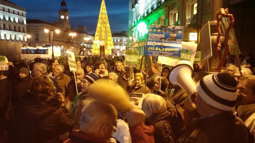 Protesta de los preferentistas ante una sucursal de Caja Madrid / Manu Conteras