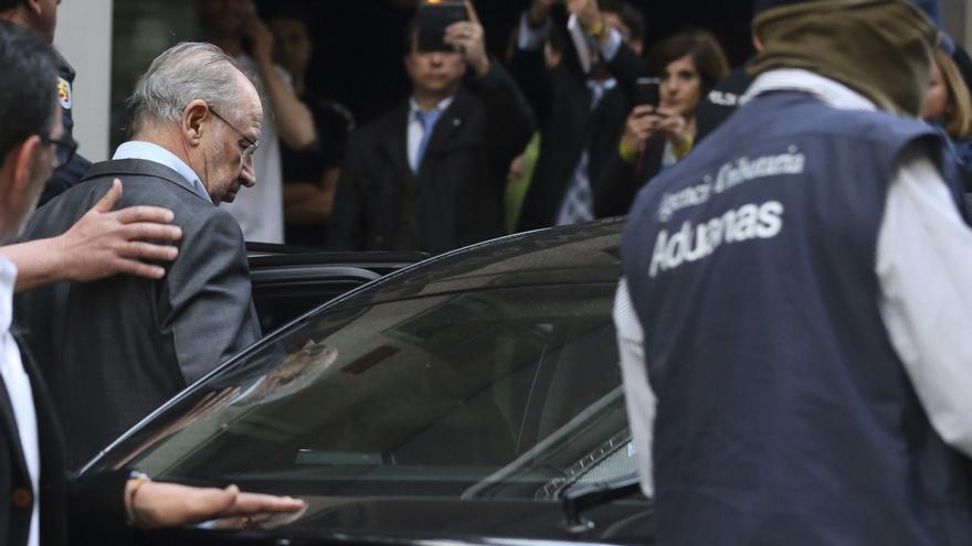 Rodrigo Rato sale detenido de su domicilio en Madrid.  EFE/Ballesteros