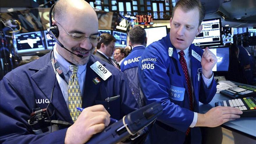 Wall Street abre con descensos y el Dow Jones pierde un 0,70 por ciento 