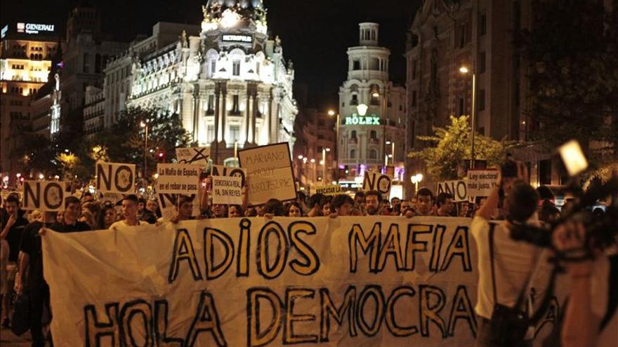El 15M sale a la calle en Madrid bajo el lema "Fuera mafia, hola democracia"