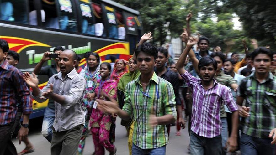 Al menos 140 heridos en protestas de trabajadores textil en Bangladesh