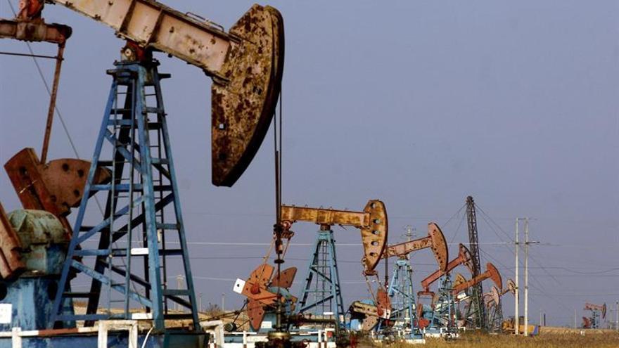 El precio del petróleo de Texas abre con un descenso del 0,40 % hasta los 50,32 dólares