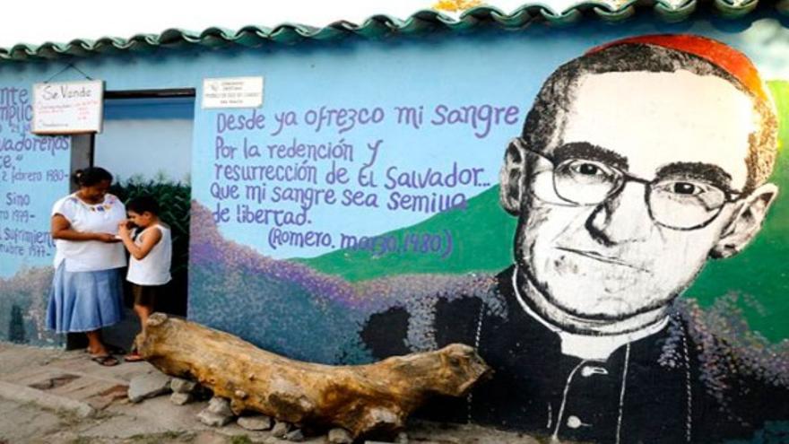 Mural de Romero en las calles de San Salvador