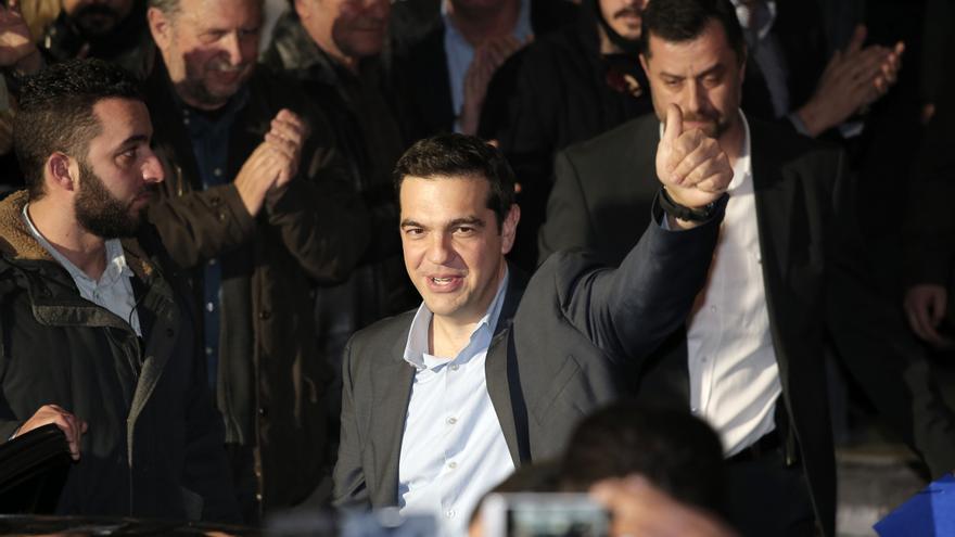 Alexis Tsipras, rodeado de sus simpatizantes tras la victoria de Syriza / AP Photo/Lefteris Pitarakis