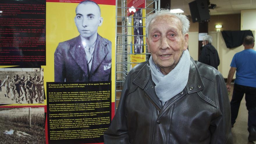 José Alcubierre junto a la fotografía que le hicieron los SS en Mauthausen