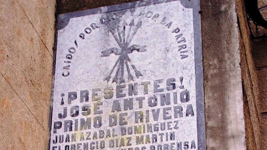 La fachada de la iglesia de la Asunción de Navaconcejo conserva un símbolo falangista con una leyenda sobre José Antonio Primo de Rivera
