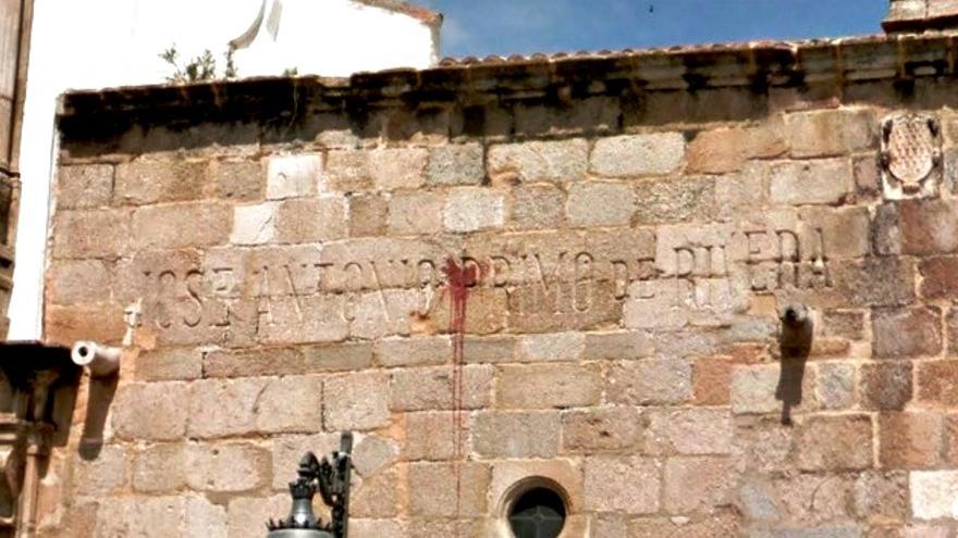 La Concatedral de Santa María de Mérida, que conserva en su fachada de granito un homenaje a José Antonio Primo de Rivera / Googlemaps
