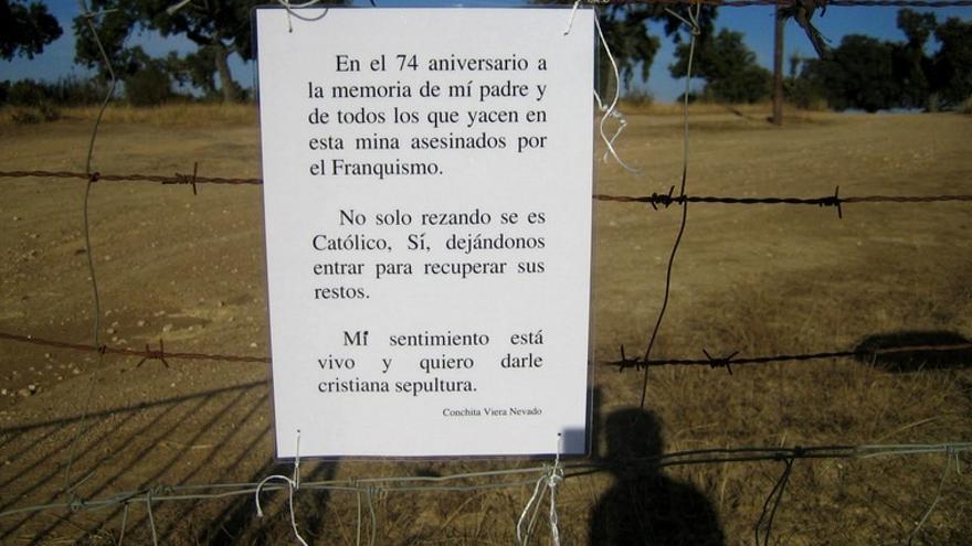 Detalle del cartel que puso en la valla de la finca con motivo del 74 aniversario del asesinatio de su padre