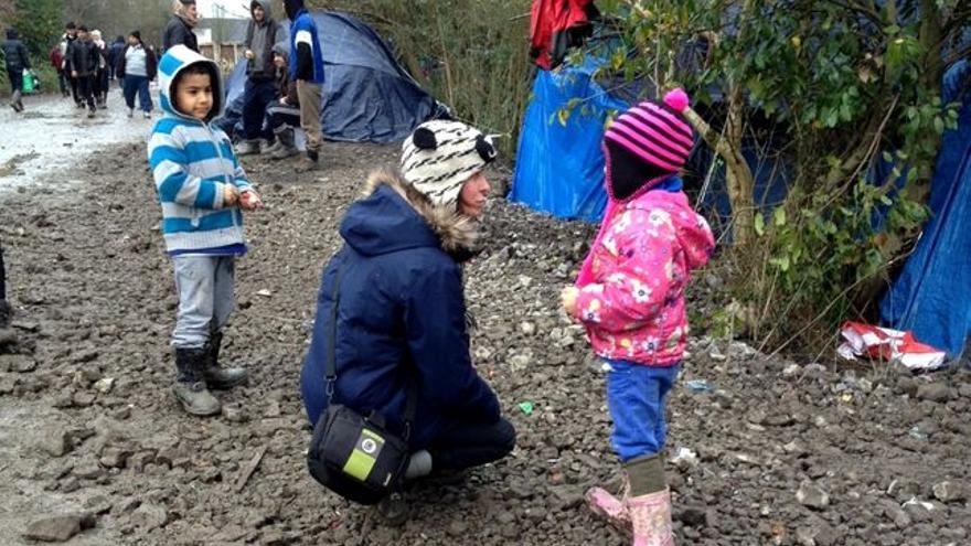 Una voluntaria con dos niños refugiados en Dunkerque, a escasos kilómetros de Calais / Foto: Virginia Domínguez 
