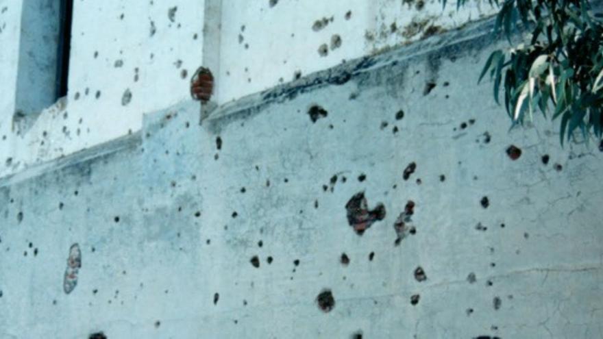 En esta pared se puede observar los restos de metralla de en Yelbes, cerca de Medellín, es un puesto de mando republicano a la otra orilla del río, donde los franquistas dispararon / Ángel Olmedo (Asociación para la Recuperación de la Memoria Histórica de Extremadura)