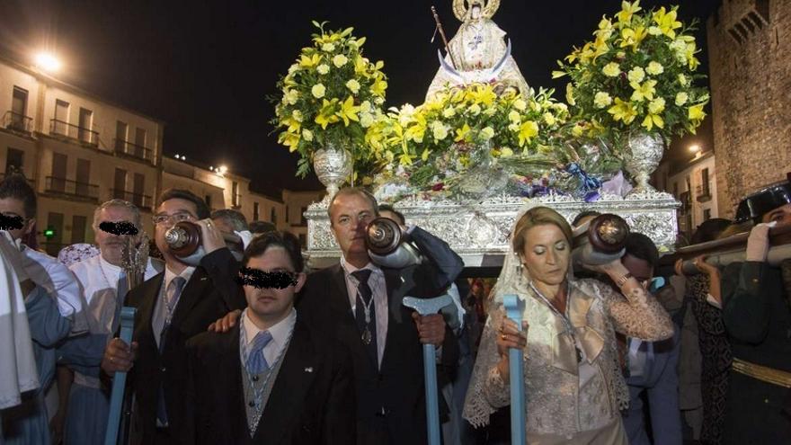 El presidente de la Junta, el máximo responsable del Parlamento y la alcaldesa de Cáceres, portando la imagen de la Virgen de la Montaña / GobEx