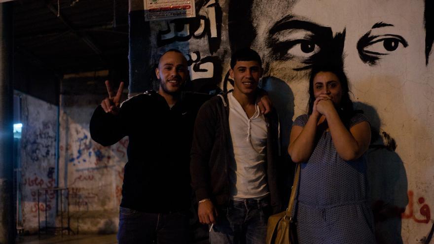 Refugiados del Dheisheh disfrutan de una noche de Ramadán. Nisreen Mashal posa con unos amigos / Marta M.Losa