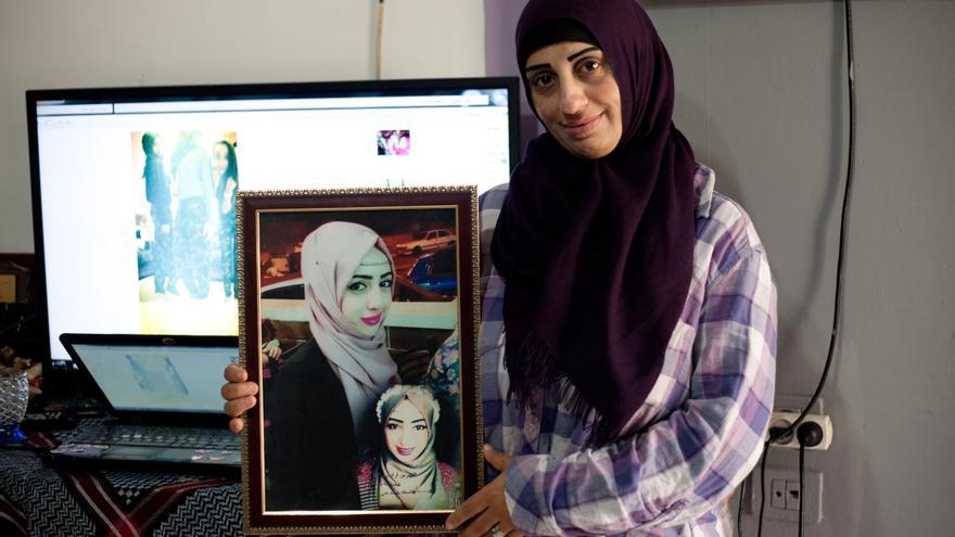 Saná posa junto a la fotografía de su hija Dunya, arrestada por las autoridades israelíes el 15 de noviebre de 2015 / Marta M.Losa
