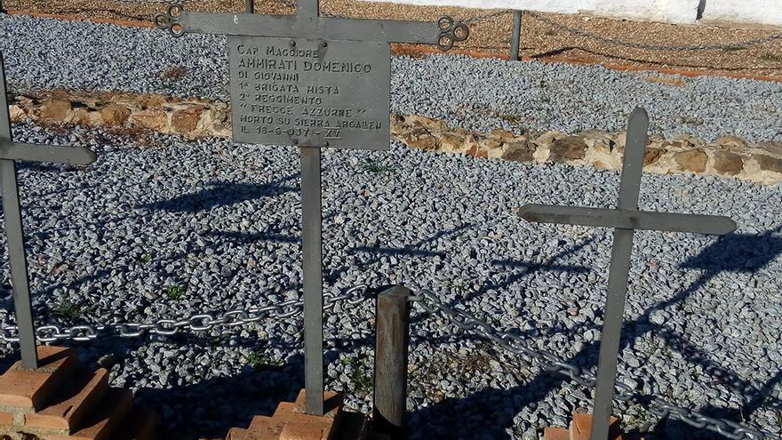 La placa detalla del cementerio alemán detalla que se trata de soldados de la brigada mixta Flecha Azul muertos en combate en la Sierra Argallán. Allí la brigada cosechó muchas bajas, pero también muchos éxitos / JCD