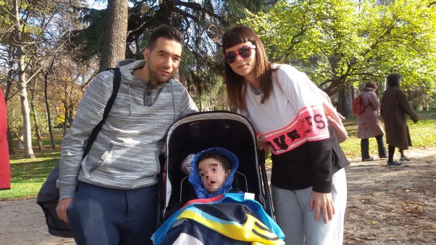 Adrián, afectado por daño cerebral adquirido, junto a sus padres 