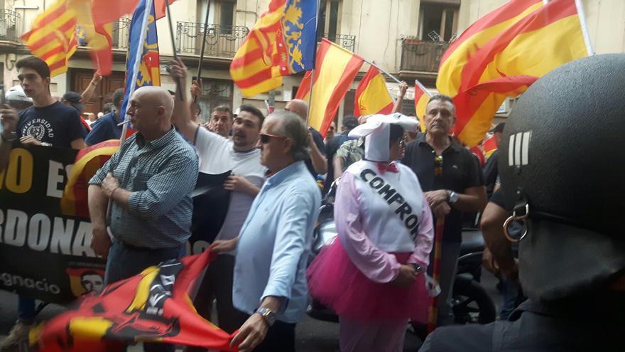 Afines a España 2000 intentan boicotar un acto en solidaridad con Cataluña