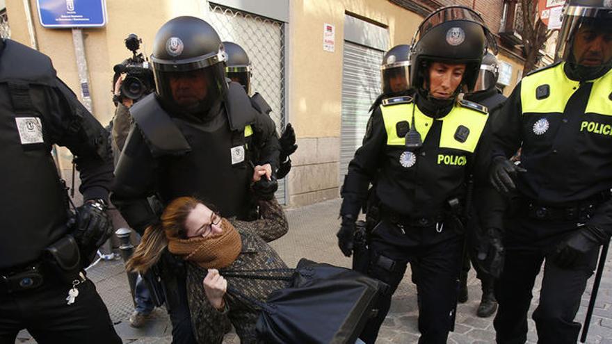 Agresiones de policías municipales madrileños durante el desaojo en 2014 en Lavapiés de una persona con discapacidad.