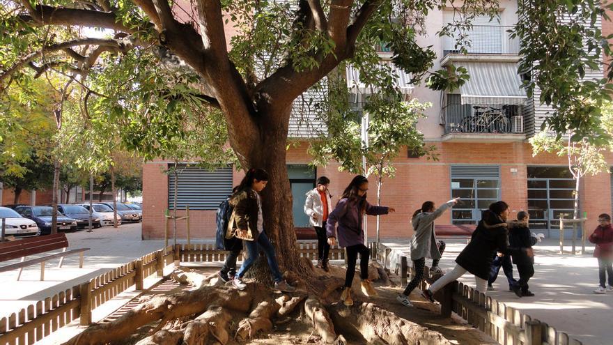 Alumnos del colegio Baró de Viver paseando por su barrio dentro del proyecto sobre remodelación de la valla / La pell de la ciutat