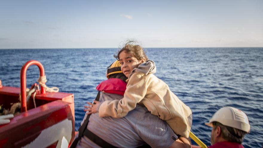 Amena (nombre ficticio), una niña siria de cinco años es traída a bordo del Vos Hestia por los miembros del equipo de Save the Children, el 12 de octubre de 2016. | Foto: Jonathan Hyams/Save the Children