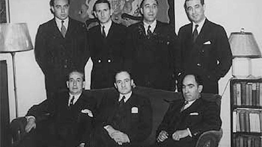 José Antonio Aguirre, en el centro sentado, en la delegación del Gobierno de Euzkadi en Nueva York. Foto: Fundación Sabino Arana