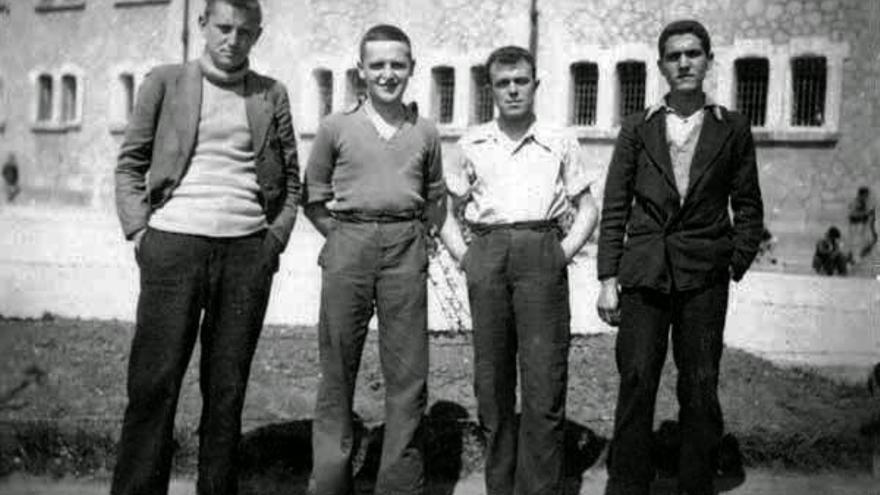 De izquierda a derecha: Antonio Buero, Matías Pérez Batanero, Luis Guerra, Isidoro Martínez Pérez. Foto: Herederos de Antonio Buero Vallejo.