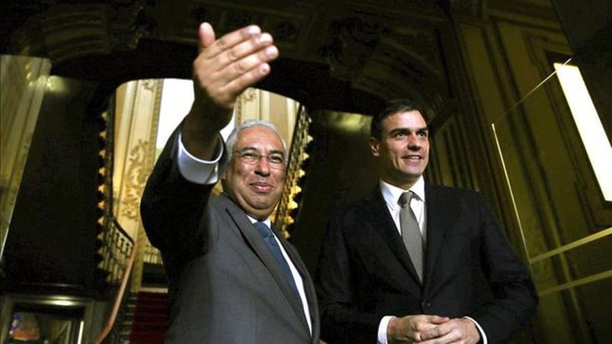 El primer ministro portugués, Antonio Costa, junto al secretario general del PSOE, Pedro Sánchez. EFE