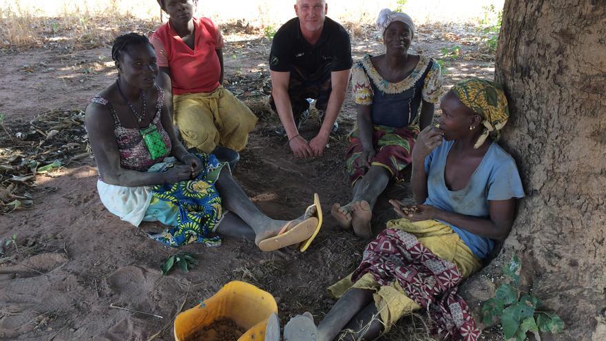 Antxon Monforte, con un grupo de mujeres que trabaja la chufa africana en Brukina Faso.