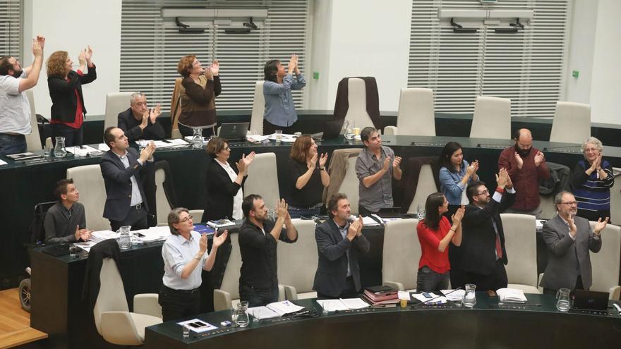 Aplauso en el pleno municipal que ha aprobado que el Ayuntamiento se querelle contra los crímenes franquistas. / Ayto de Madrid
