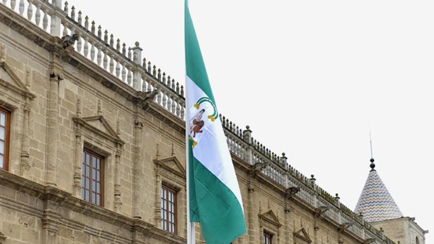 Bandera de Andalucía izada en el Parlamento de Andalucía.