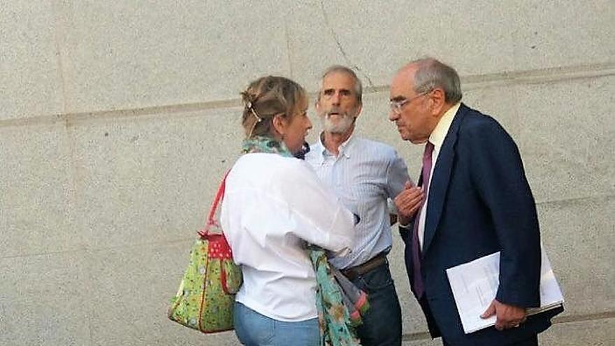 Eva Barroso y José Luis Martínez Ocio conversan con Martín Villa. Foto: Marian Beitialarrangoitia (EH Bildu)