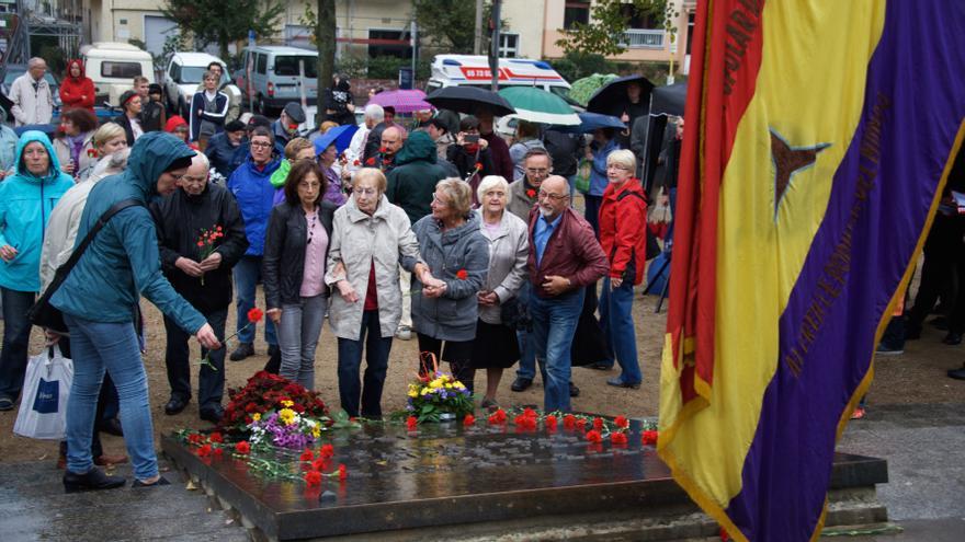 Familiares de los combatientes y otras personas depositaron flores en el momumento a las Brigadas Internacionales en el parque de Friedrichshain