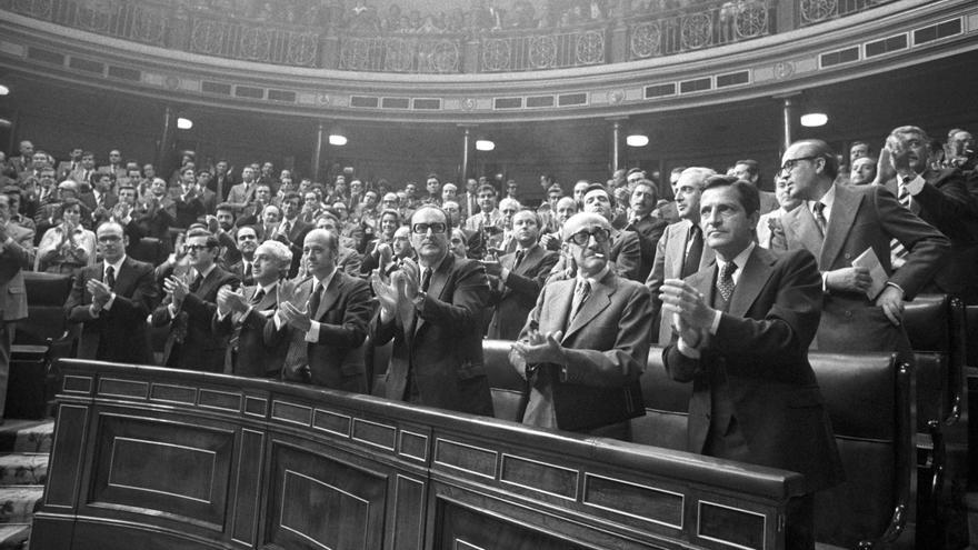 EL CONGRESO APRUEBA LEY DE AMNISTÍA: Madrid, 14-10-1977.- Miembros del Gobierno aplauden, de pie, tras haber sido aprobada la proposición de Ley sobre Amnistía, con 296 votos a favor, 2 en contra, 18 abstenciones y 1 voto nulo. 