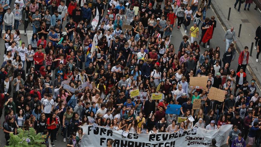 Cabecera de la manifestación contra las reválidas en Barcelona. / EFE 