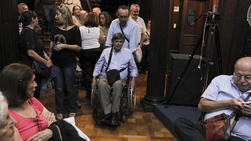 Carlos Slepoy llegando a una rueda de prensa por la querella del franquismo en Argentina / EFE