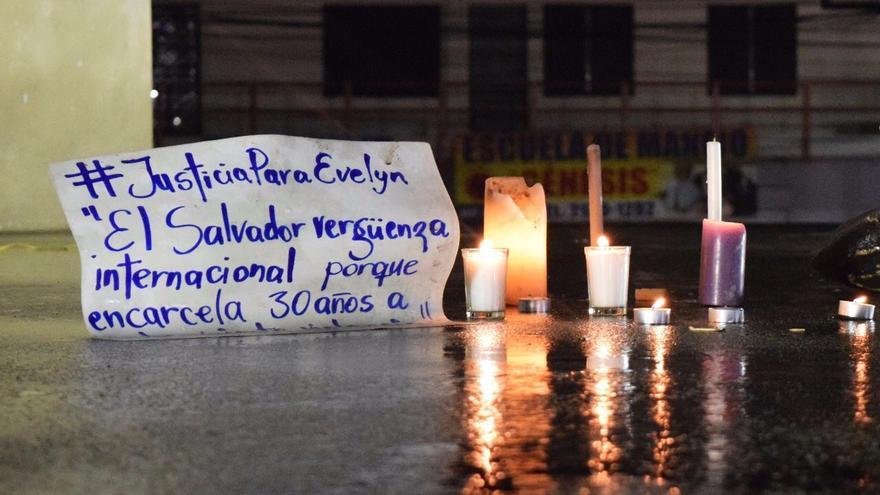 Cartel de apoyo a Evelyn Hernández, condenada a 30 años de prisión. Foto: Las 17