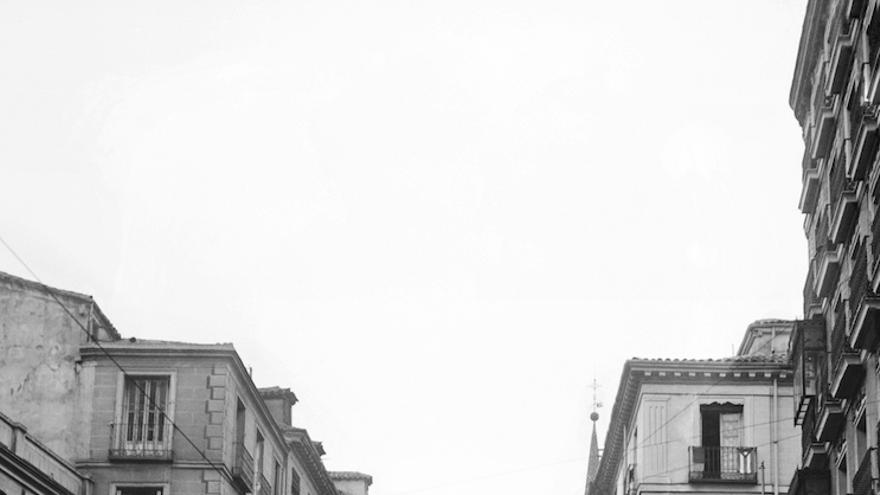 05/10/1936.- Cartel con el conocido lema del "No pasarán" colocado en la calle de Toledo, cerca de la Plaza Mayor. 