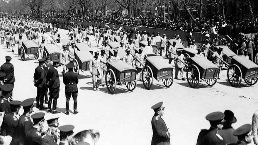 Desfile de barrenderos en Madrid en 1932.