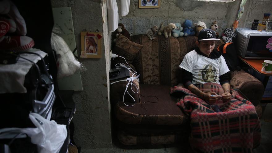 Christian García. Una bala perdido lo dejó en silla de ruedas hace siete años, desde entonces trata de convencer a otros chicos para que no se unan a las pandillas. | Foto: Guillermo Pérez